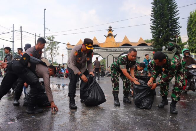 
					Pasca Unjuk Rasa : TNI-Polri dan Mahasiswa di Bandar Lampung Kompak Bersihkan Sampah