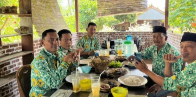 
					Ketua Apdesi dan Sekretaris Apdesi Banjit Ngobrol Santai Kepala Kampung
