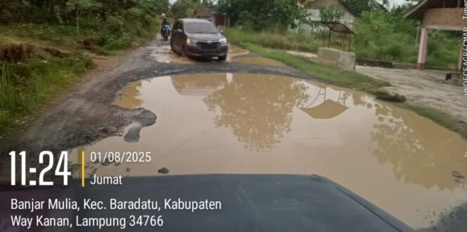 
					Rusak Parah Jalan Penghubung Banjit–Baradatu, Warga Minta Pemkab Way Kanan Segera Bertindak
