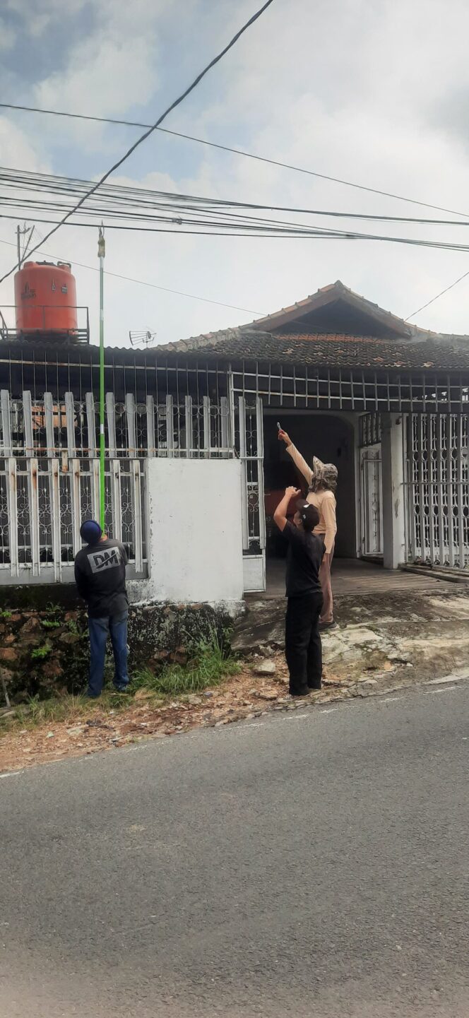 
					Tim Disperkim Kota Lakukan Penertiban Kabel Fiber Optik di Bandar Lampung