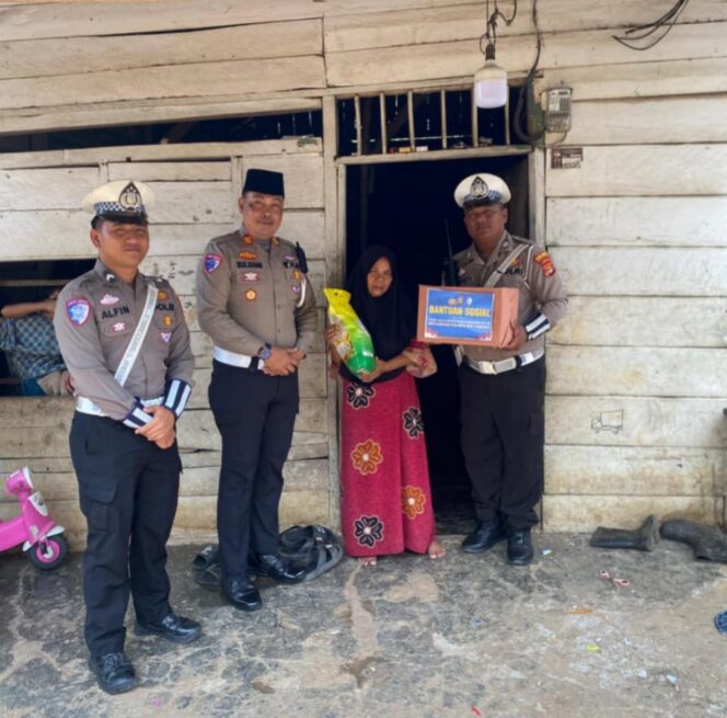 
					Wujudkan Kepedulian Sosial, Satlantas Polres Way Kanan Gelar Aksi Bansos
