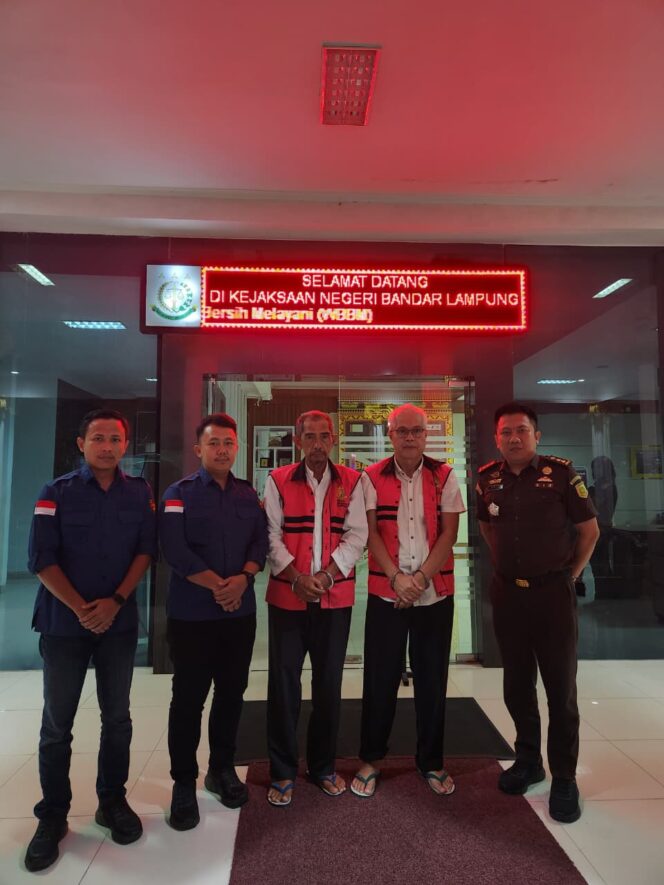 
					Kejari Bandar Lampung Serahkan Tersangka dan Barbuk Pidana Korupsi Retribusi Pasar Gudang Lelang