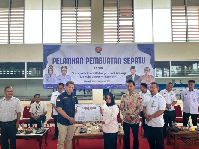 
					Bupati Mesuji Buka Pelatihan Pembuatan Sepatu dan Terima Bantuan CSR Peralatan Produksi