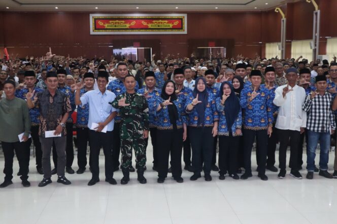 
					Walikota Eva Dwiana, Serahkan Dana Hibah Bantuan Operasional Musholla se-Kota Bandar Lampung