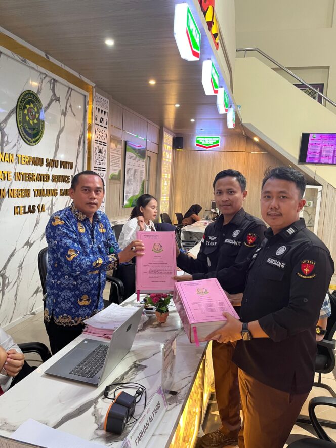 
					Kejari Bandar Lampung Laksanakan Pelimpahan Terdakwa Kasus Tipikor Retribusi Pasar