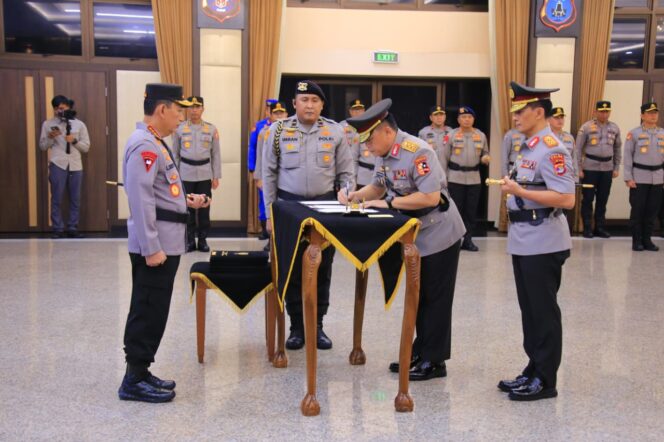 
					Kapolri Pimpin Sertijab, Kapolda Lampung Irjen Pol Helmy Santika Serahkan Tongkat Komando Kepada Irjen Pol Helfi Assegaf