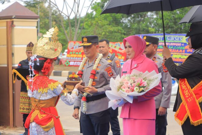 
					Sambut Kepemimpinan Baru, Polda Lampung Gelar Tradisi Penyambutan Untuk Kapolda Irjen Pol Helfi Assegaf