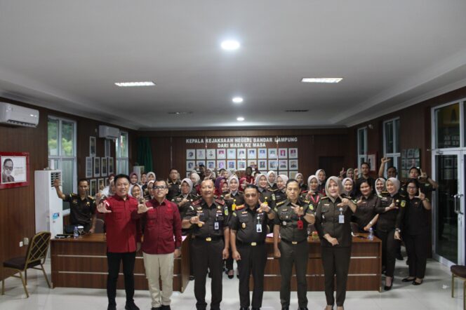 
					Wakajati Lampung Lakukan Kunjungan Kerja Tingkatkan  Kinerja Satuan dan Solidaritas