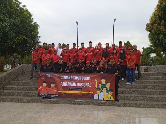 
					Teladani Para Pejuang Bangsa : Sutono Ajak Kader Ziarah ke Makam Pahlawan dan Gelar Baksos