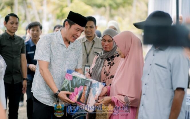 
					Serahkan Bantuan ATENSI, Bupati Pesisir Barat Dedi Irawan Berharap Tingkatkan Kemandirian