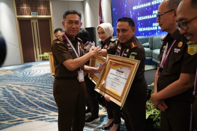 
					Terima Lima Penghargaan dalam Rakerda Kejati Lampung 2025, Kejari Bandar Lampung Komitmen Tingkatkan Kinerja&nbsp;