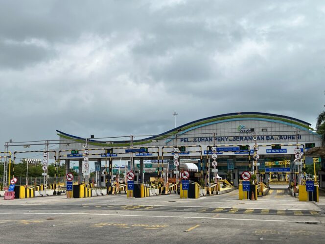 
					Hari Ke-6 Operasi Lilin Krakatau 2025 : Arus Penumpang Bakauheni-Merak Capai 86.907 Penumpang dan 21.284 Kendaraan