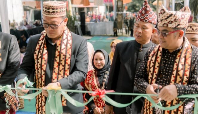 
					Bupati Pesibar, Dedi Irawan, Hadiri Kegiatan Program Aktivasi Sepuluh Desa Budaya Nasional Ngejalang Fest di Pekon Negeri Ratu Tenumbang