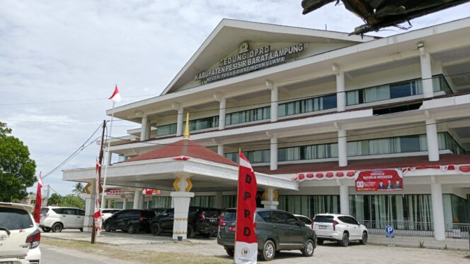 
					Laporkan Dugaan Pemalsuan Tanda Tangan, Ketua DPRD Pesisir Barat Beri Keterangan