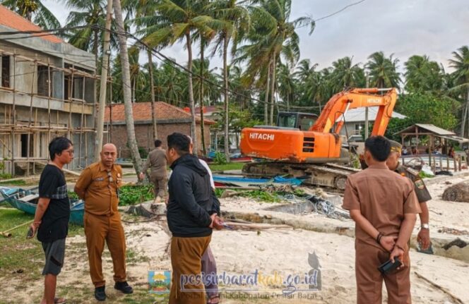
					Tindaklanjuti Keluhan Warga Terkait Material Kayu Di Pantai Tanjung Setia, Pemkab Pesisir Barat Cek Langsung Lokasi