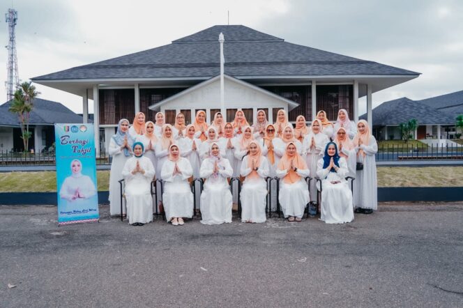 
					Bakti Sosial : TP. PKK dan DWP Provinsi Lampung Bagikan Ratusan Takjil untuk Masyarakat