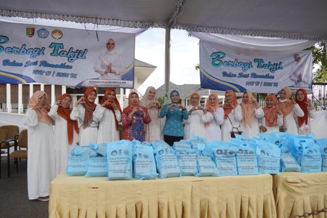 
					Ramadan Penuh Kepedulian, TP PKK dan DWP Provinsi Lampung Kembali Bagikan Takjil di Depan Mahan Agung