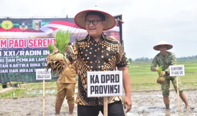 
					Ketua DPRD Lampung Hadiri Kegiatan Tanam Padi Bersama Forkopimda di Way Jepara