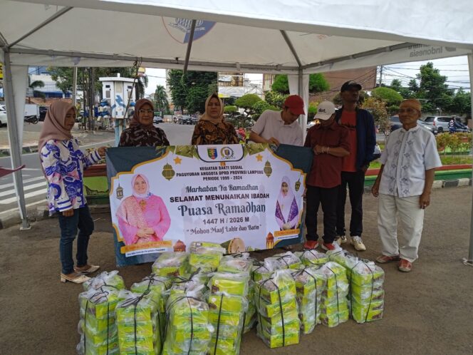 
					Berbagi Berkah, Paguyuban Anggota DPRD Lampung 1999–2024 Bagikan Nasi Kotak di Tugu Adipura