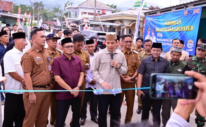 
					Belasan Tahun Menanti, Dua Ruas Jalan di Penengahan Diresmikan Bupati Egi, Akses Ekonomi dan Pendidikan Warga Kini Lebih Lancar