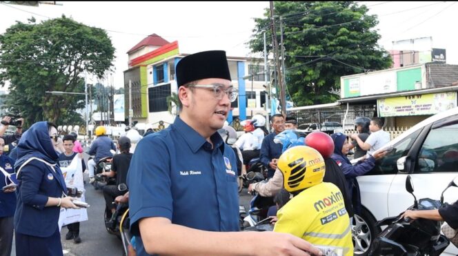 
					Menebar Takjil di Simpang Pengajaran, Cara Naldi Rinara Dekatkan NasDem dengan Warga