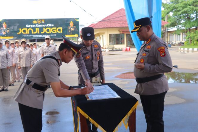 
					Kapolresta Bandar Lampung Pimpin Sertijab Kapolsek Panjang
