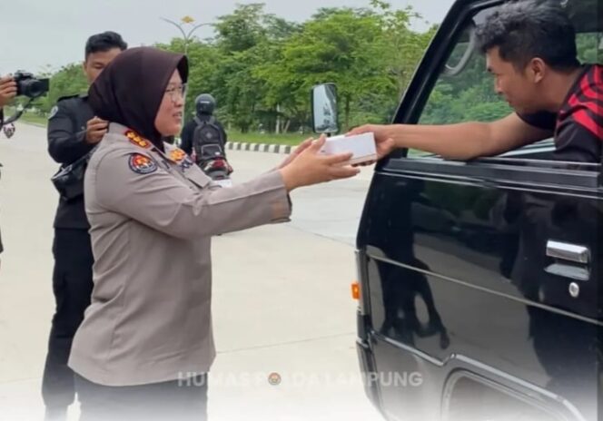 
					Sapa Masyarakat, Polwan Polda Lampung Bagikan Takjil Berbuka Puasa