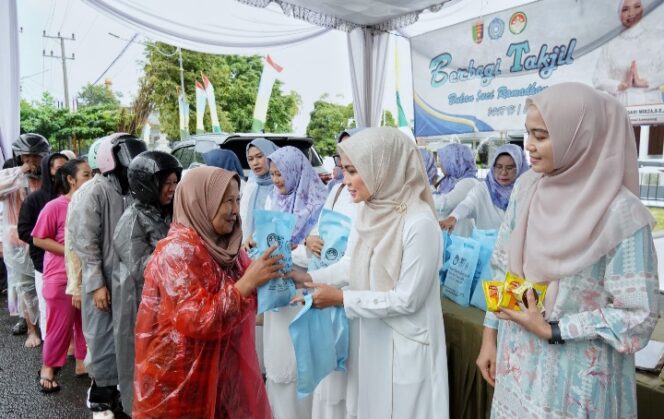 
					Semangat Ramadan, TP PKK dan DWP Provinsi Lampung Berbagi Takjil Meski Sempat Diguyur Hujan