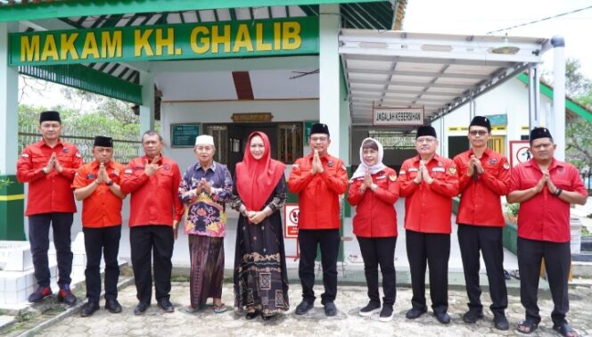 
					Ziarah ke Makam KH. Ghalib, Winarti Ajak Generasi Muda Jaga Semangat Kebersamaan Tokoh Bangsa.