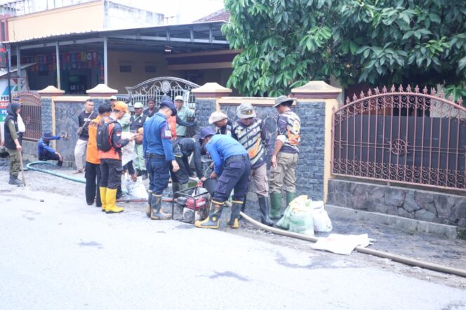 
					Gerak Cepat, Tim Satgas Kota Bandar Terus Bersihkan Drainase dan Normalisasi Sungai