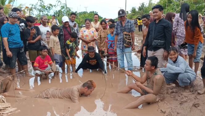 
					Di Tengah Kubangan, Warga Tulang Bawang