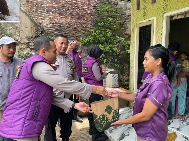 
					Polda Lampung Hadir : Berikan Trauma Healing Dan Sembako Kepada Warga Terdampak Banjir