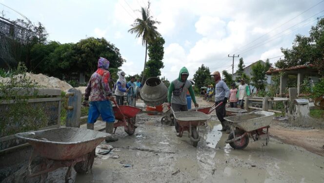 
					Warga Kumpulkan Rp100 Juta dari Patungan, Jalan Rusak Dibangun Sendiri