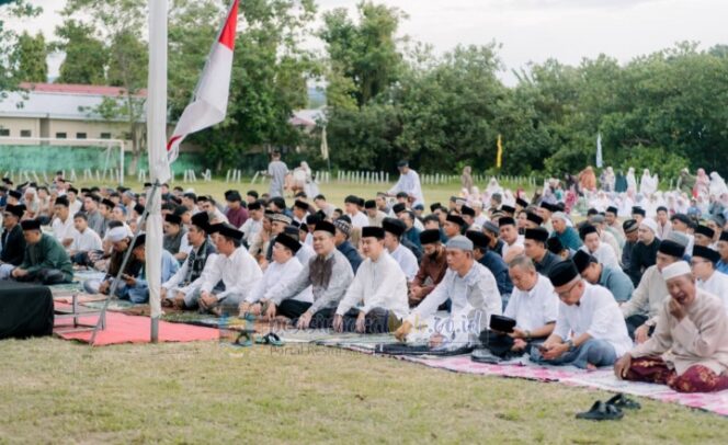 
					Bupati Dan Wakil Bupati Pesisir Barat Ikuti Sholat Idul Fitri 1 Syawal 1447 Hijriah di Labuhan Jukung
