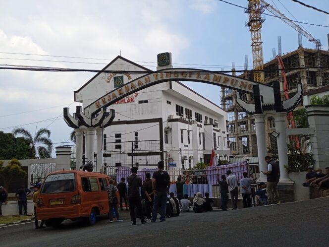 
					Gelar Aksi Demo di Kejati Lampung, Puluhan Massa minta Usut Tuntas Kasus SPAM Pesawaran