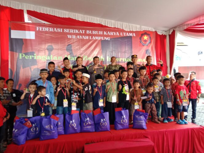 
					May Day di Lampung: Polisi Gelar Khitan Massal Hingga Bagi Ratusan paket Sembako