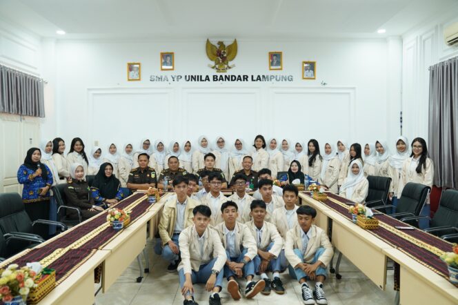 
					Seksi Penkum Kejati Lampung Kunjungi SMA YP Unila, Edukasi Hukum Melalui Jaksa Masuk Sekolah