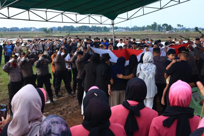 
					Kapolda Lampung Hadiri Upacara Pemakaman Bripka Anumerta Arya Supena yang Gugur Dalam Tugas