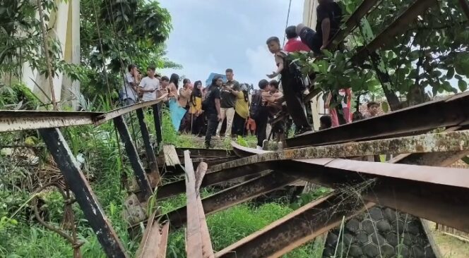 
					Meniti Bahaya di Jembatan Putus Way Pengubuan