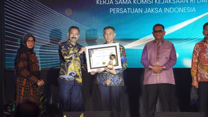 
					Prestasi Gemilang, Kejati Lampung Raih Penghargaan Sebagai Kejati Tipe B Terbaik l Nasional dari Komisi Kejaksaan RI