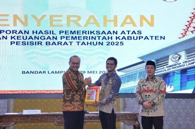 
					Ketua DPRD Pesisir Barat Sampaikan Sambutan Pada Acara Penyerahan LHP LKPD Tahun 2025