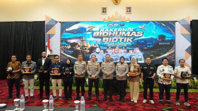 
					Kapolda dan Wakapolda Lampung Hadiri Rakernis Gabungan Bid Humas dan Bid TIK Tahun 2026