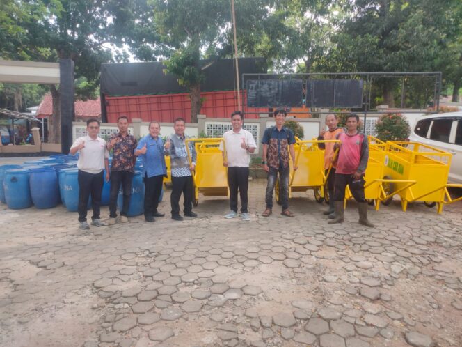 
					PT Keong Nusantara Abadi Salurkan CSR 30 Gerobak Sampah dan 100 Bibit Pohon ke DLH Lampung Selatan