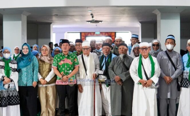 
					Bupati Dedi Irawan Sambut Kepulangan Jamaah Haji Pesisir Barat, Ajak Tebarkan Kebaikan Dan Tingkatkan Kualitas Ibadah