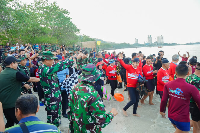 
					Ribuan Warga Turun ke Pantai, Tak Sekadar Pungut Sampah tapi Bangun Budaya Bersih