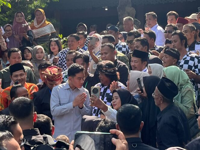 
					Gibran Kunjungi Taman Randu Mas, Mulyono Titip Salam Masyarakat Lampung Timur untuk Jokowi