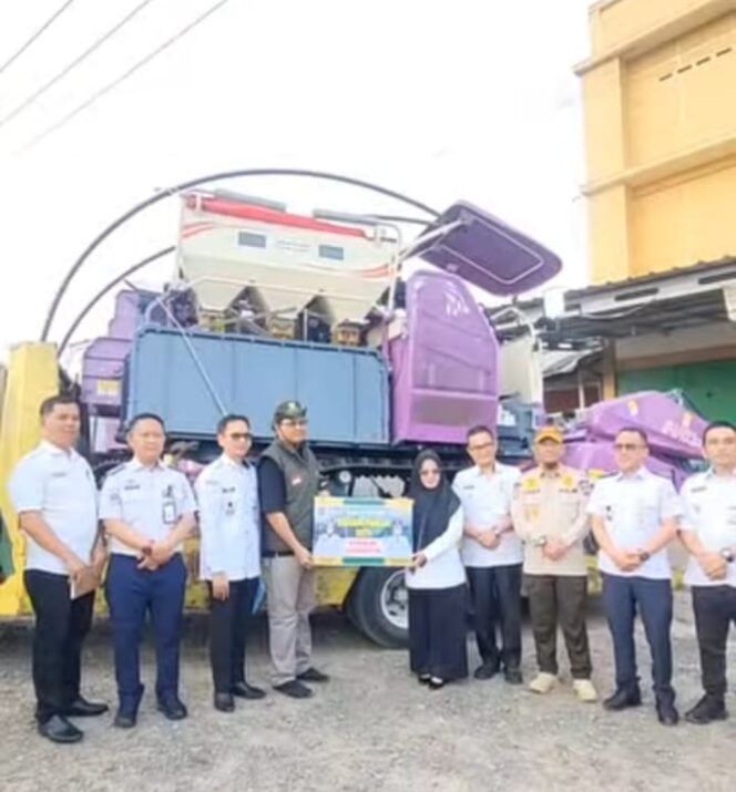 
					Bupati Mesuji Serahkan 7 Unit Combine Harvester Jelang Panen Raya