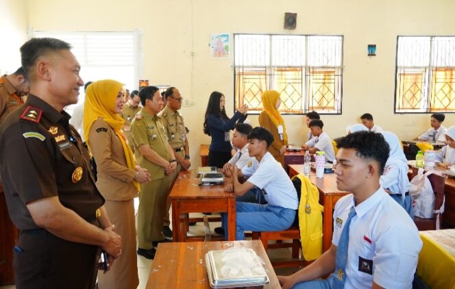 
					Hari Pertama Sekolah: Gubernur Lampung Bersama Kajati Turun Langsung Pastikan Makan Bergizi Gratis Berjalan Optimal
