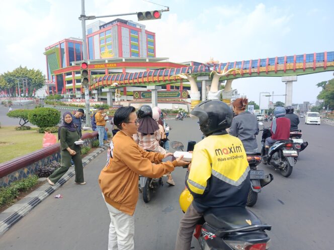 
					Taring Lampung Gelar Jumat Berkah, Bagikan Ratusan Nasi Kotak