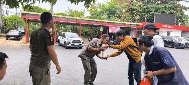 
					Taring dan Zitline Peduli Sesama Bagikan Bantuan Makanan